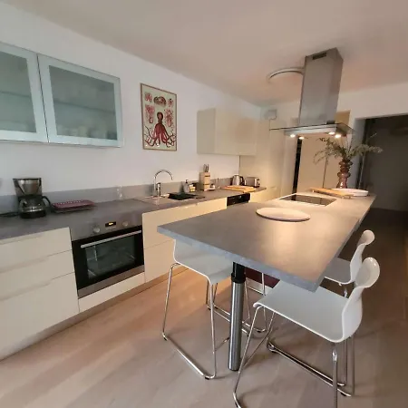 Au Rez De Chaussee Avec Terrasse, Parking Et Proche Mer A - Fr-1-673-9 *