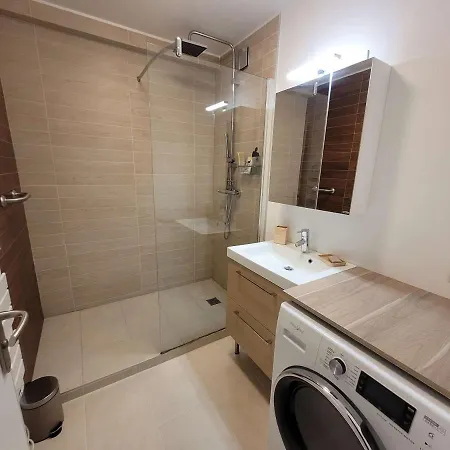 Appartement Au Rez De Chaussee Avec Terrasse, Parking Et Proche Mer A - Fr-1-673-9 *